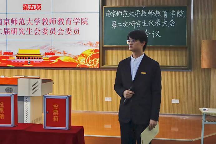 穿着西装笔挺的男子与图片配字描述已自动生成