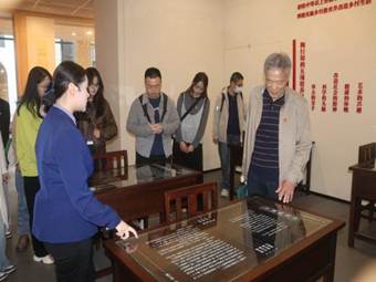 图8 师生党员参观学习(6)