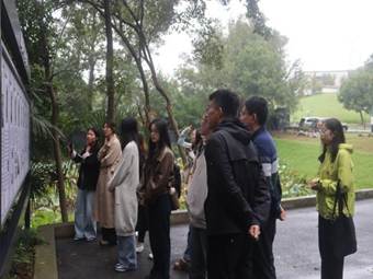 图17 师生党员参观“晓庄十英烈”展板