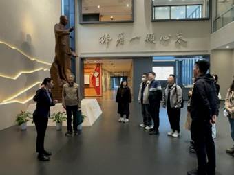 图3 师生党员参观学习（1）