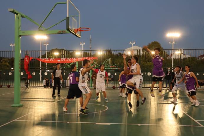 一群小孩在街道上描述已自动生成