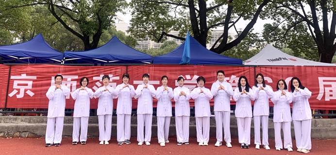 一群穿制服的人站在一起中度可信度描述已自动生成