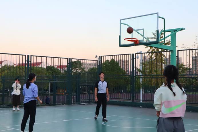 图片包含 人, 体育, 户外, 运动描述已自动生成