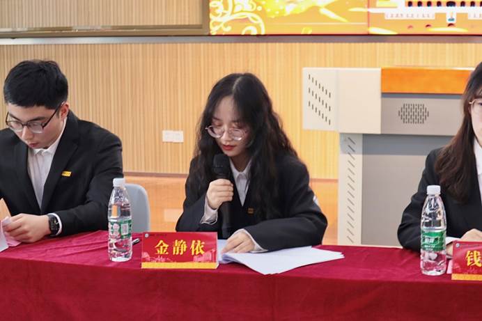 男人和女人在桌子边低可信度描述已自动生成