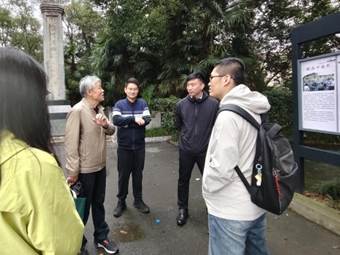 图18 李老师跟师生党员交流体会