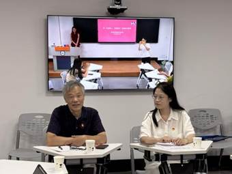 图10 李老师与党员同学交流研讨