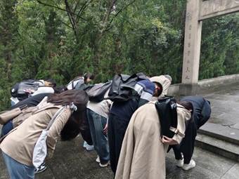 图14 师生党员向“陶行知先生幕”三鞠躬