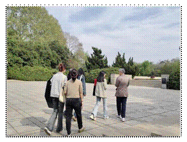 图2 全体党员前往纪念碑