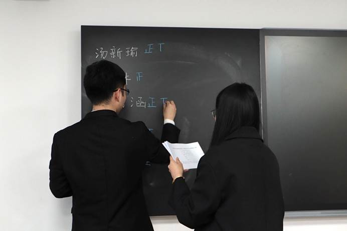 穿着西装笔挺的男子正在演讲中度可信度描述已自动生成