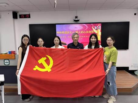 图12 全体党员合影